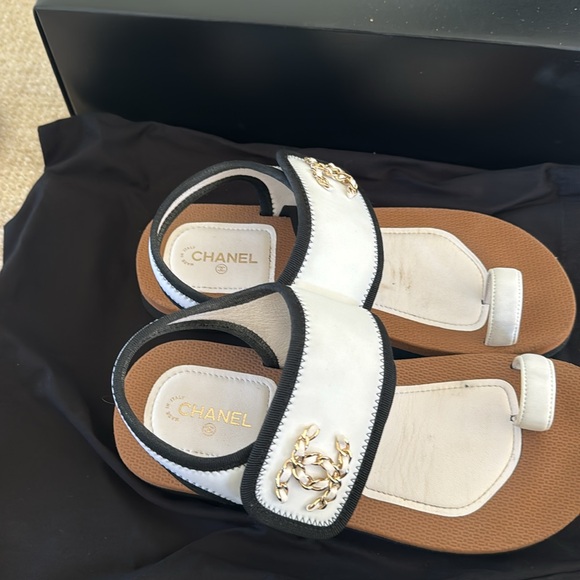 Chanel Sandals with one toe loop - Picture 2 of 3